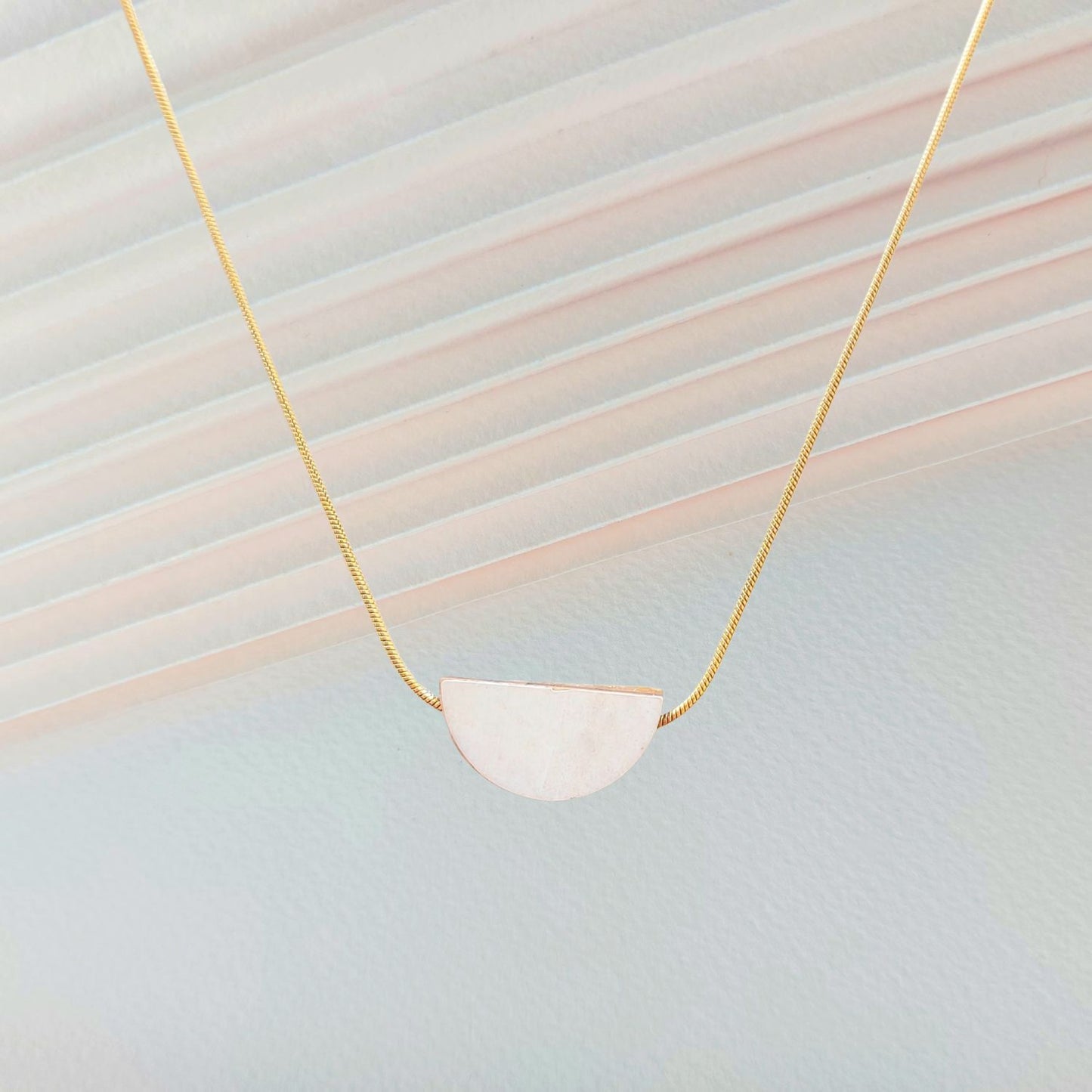 COLLIER BILLIE DEMI LUNE NACRE