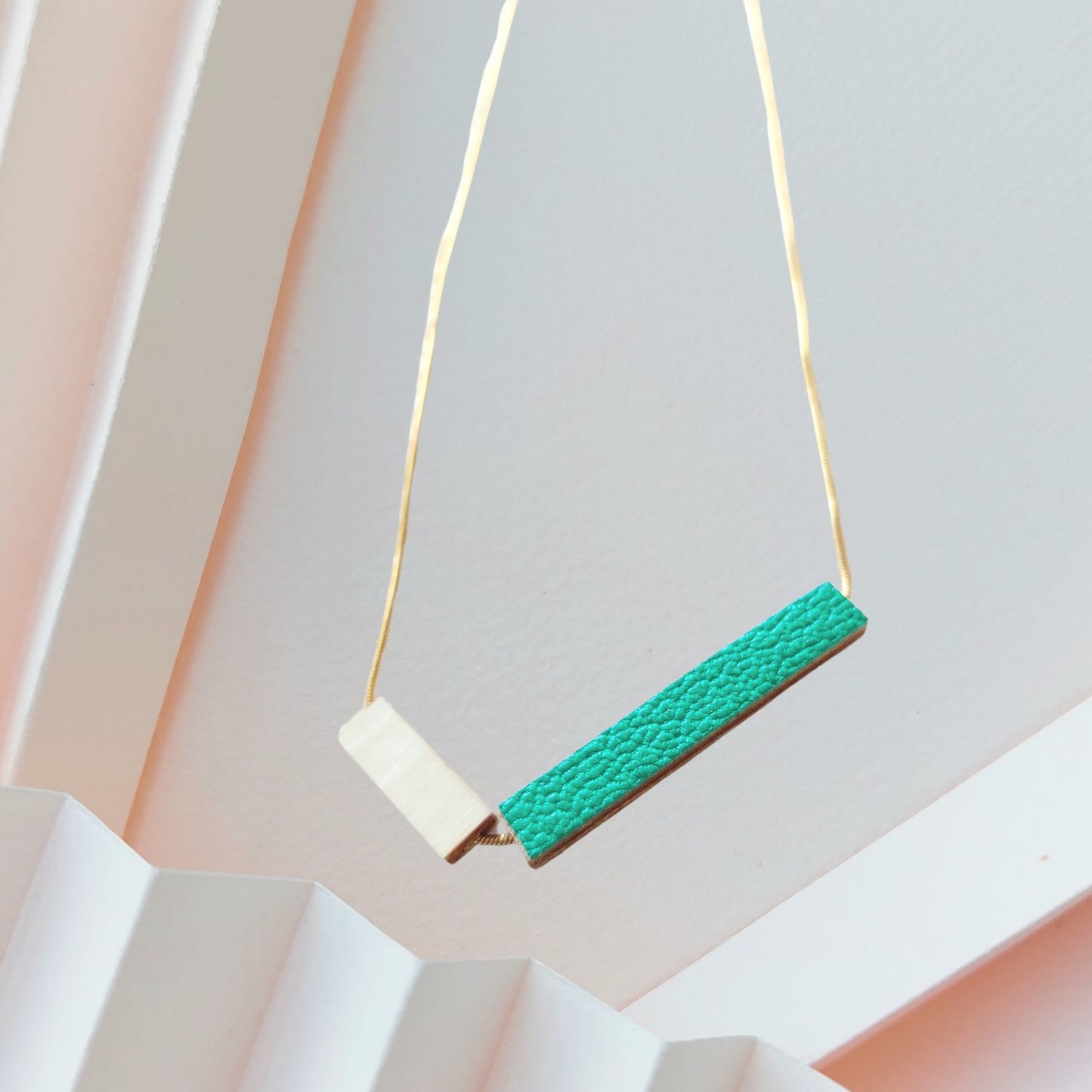 COLLIER NEON CUIR & NACRE