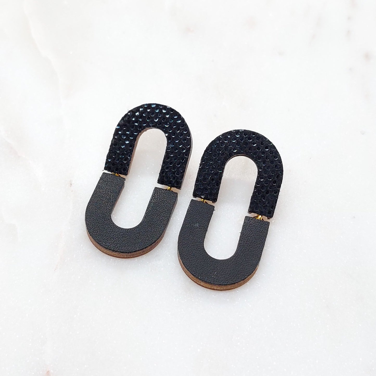 bijoux, bijou, bijoux en cuir, boucles d'oreilles, bijoux bois, bijoux recyclés, bijoux eco responsable, bijoux créateurs, cuir, accessoires mode, made in France, upcyling, zero dechet, bijou femme, nouvelle collection, bijoux fantaisie, bijoux nacre, fait main, créateurs français, design Français, créateur de mode, jewels, jewelry, jewellery, fashion,