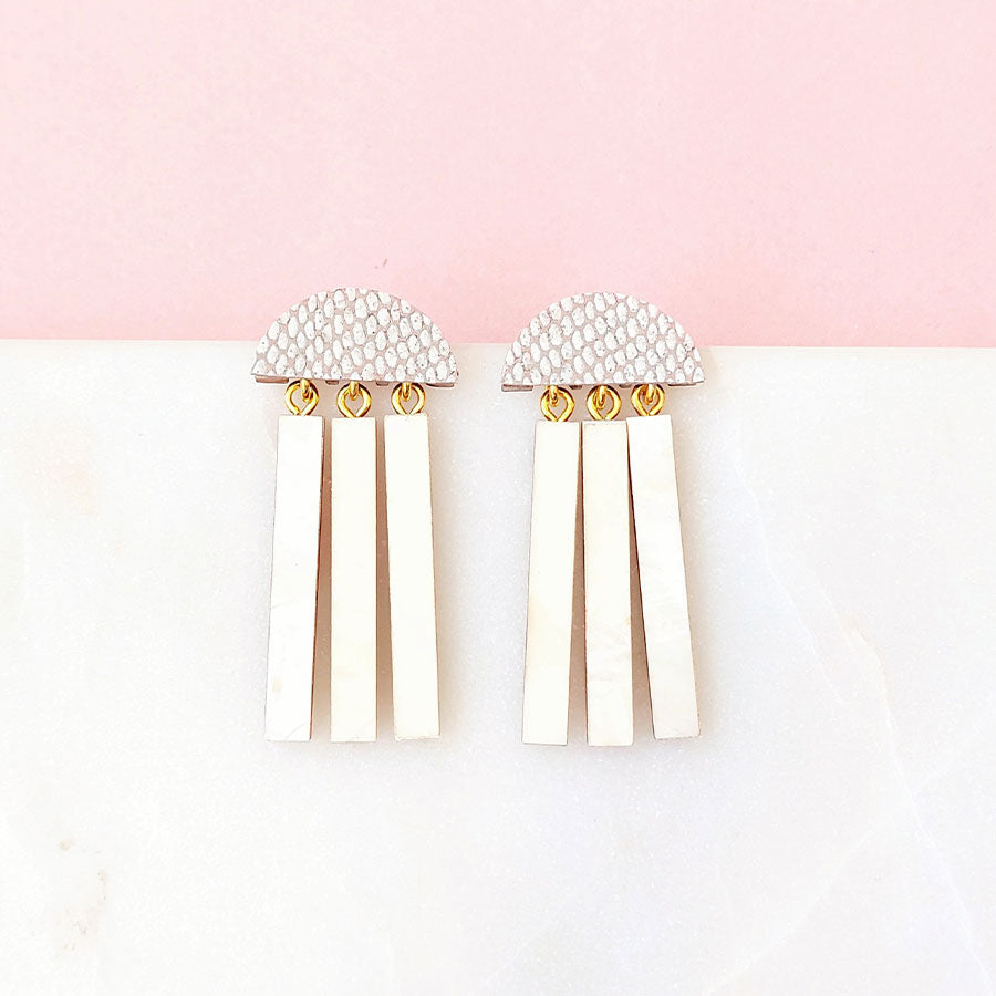 BOUCLES D'OREILLES CHACHA CUIR & NACRE