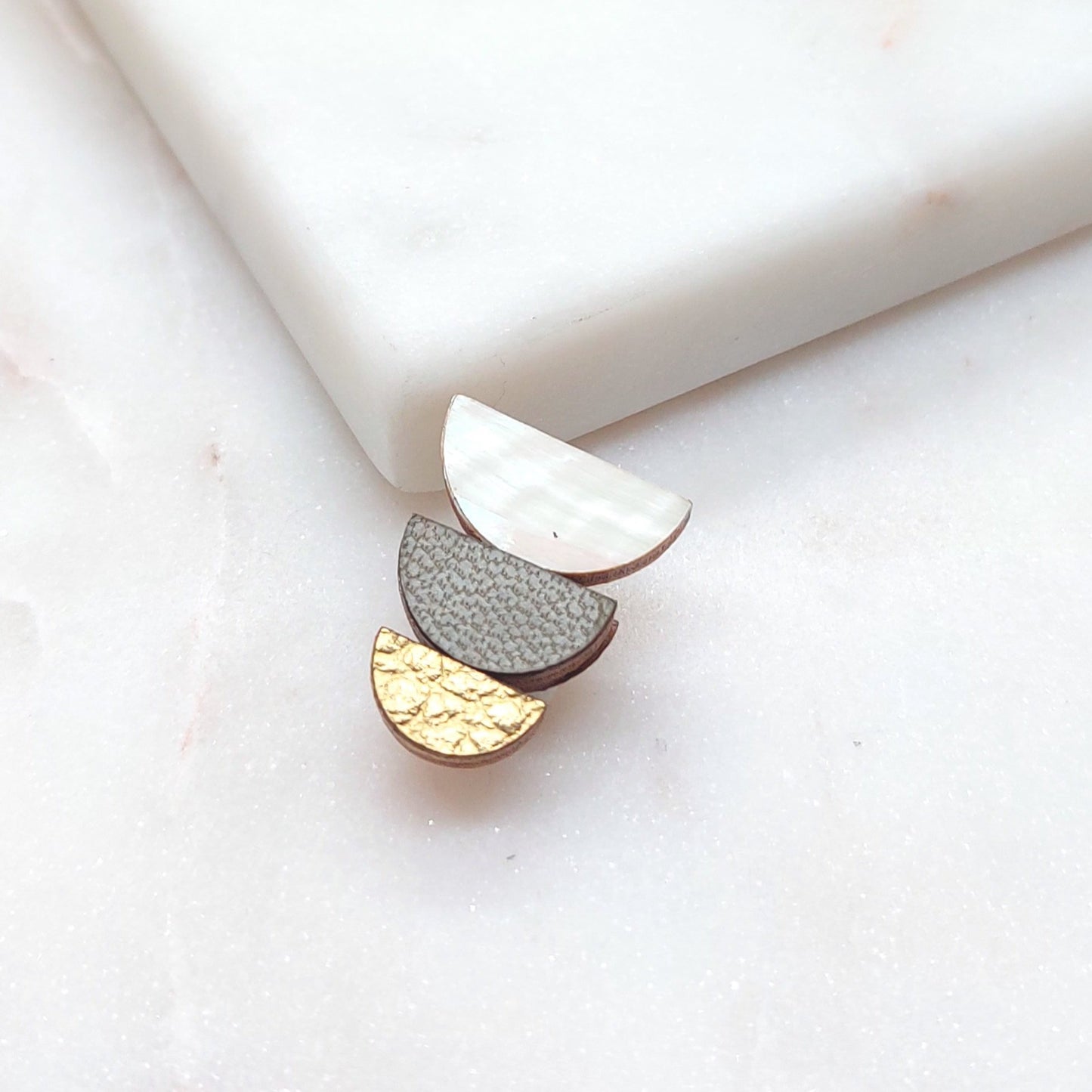 bijoux, bijou, bijoux en cuir, boucles d'oreilles, bijoux bois, bijoux recyclés, bijoux eco responsable, bijoux créateurs, cuir, accessoires mode, made in France, upcyling, zero dechet, bijou femme, nouvelle collection, bijoux fantaisie, bijoux nacre, fait main, créateurs français, design Français, créateur de mode, jewels, jewelry, jewellery, fashion,