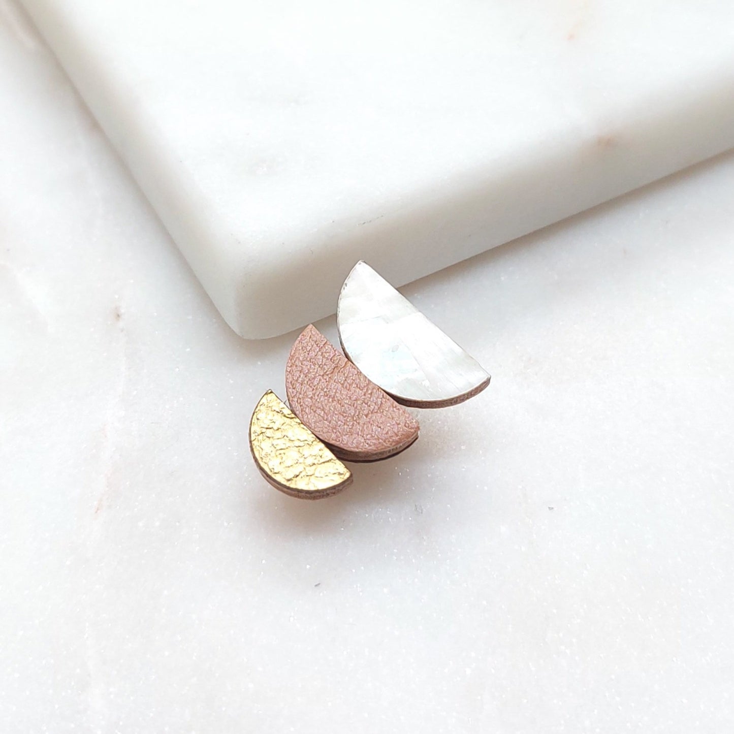 bijoux, bijou, bijoux en cuir, boucles d'oreilles, bijoux bois, bijoux recyclés, bijoux eco responsable, bijoux créateurs, cuir, accessoires mode, made in France, upcyling, zero dechet, bijou femme, nouvelle collection, bijoux fantaisie, bijoux nacre, fait main, créateurs français, design Français, créateur de mode, jewels, jewelry, jewellery, fashion,
