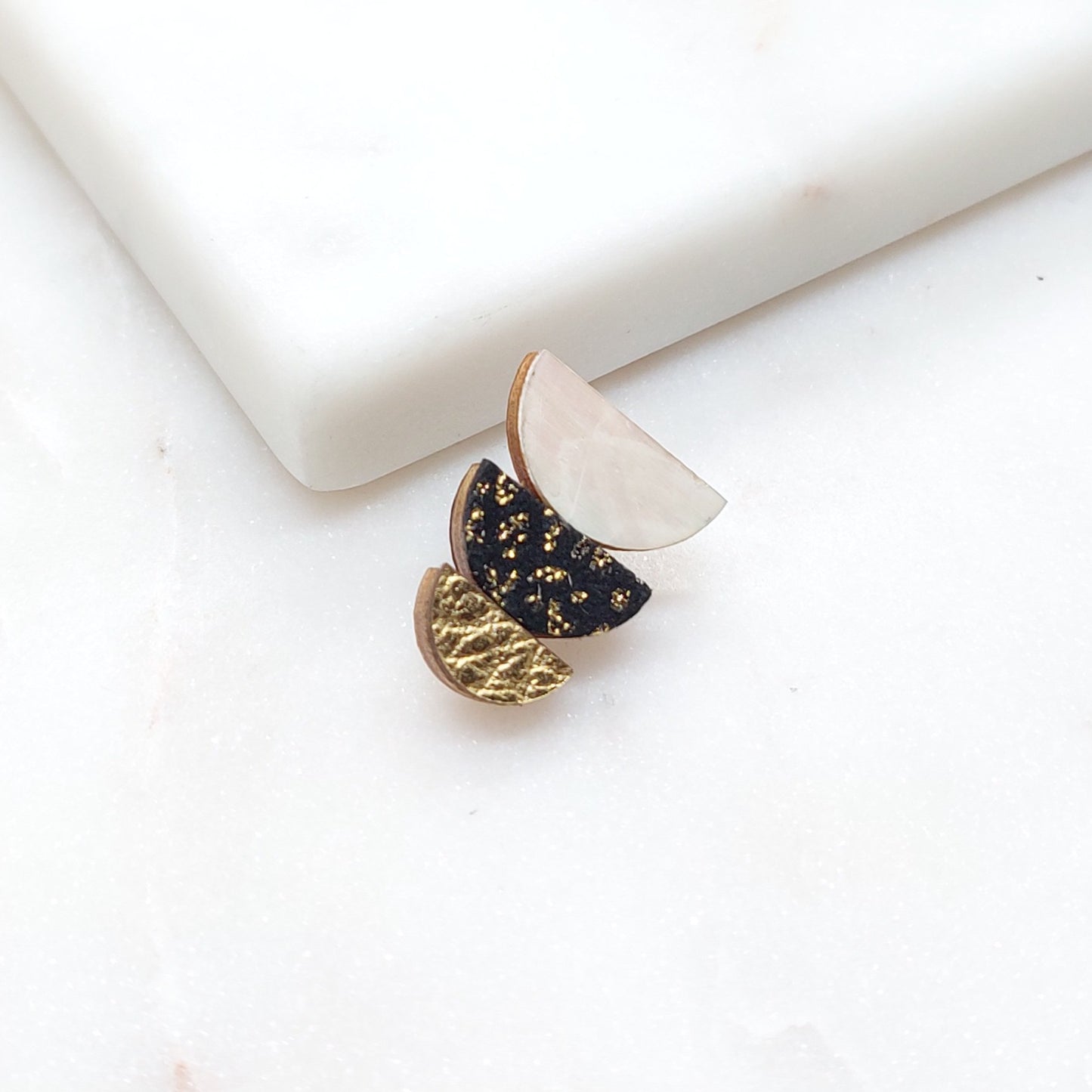 bijoux, bijou, bijoux en cuir, boucles d'oreilles, bijoux bois, bijoux recyclés, bijoux eco responsable, bijoux créateurs, cuir, accessoires mode, made in France, upcyling, zero dechet, bijou femme, nouvelle collection, bijoux fantaisie, bijoux nacre, fait main, créateurs français, design Français, créateur de mode, jewels, jewelry, jewellery, fashion,