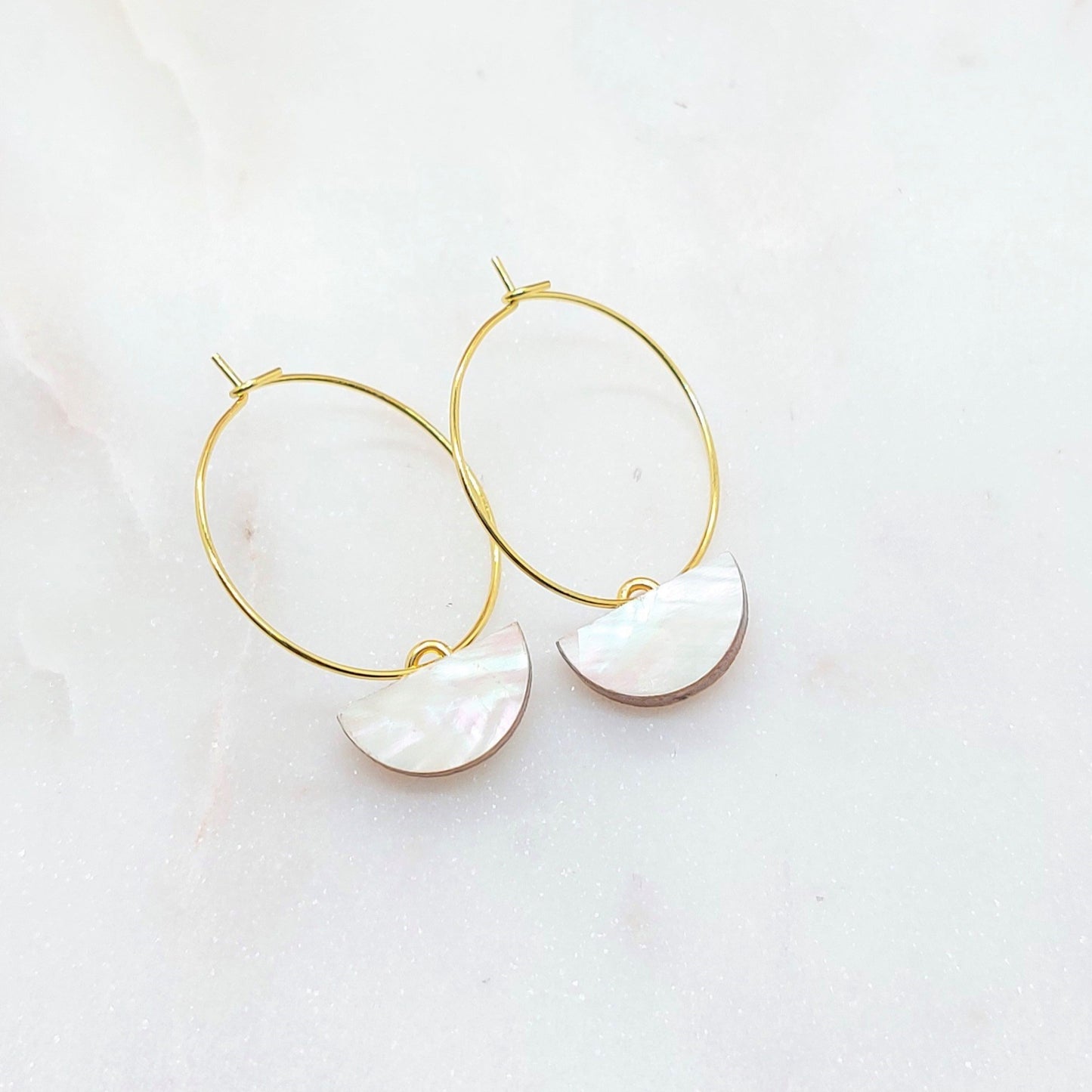 BOUCLE D'OREILLES CREOLES BILLIE DEMI-LUNE NACRE