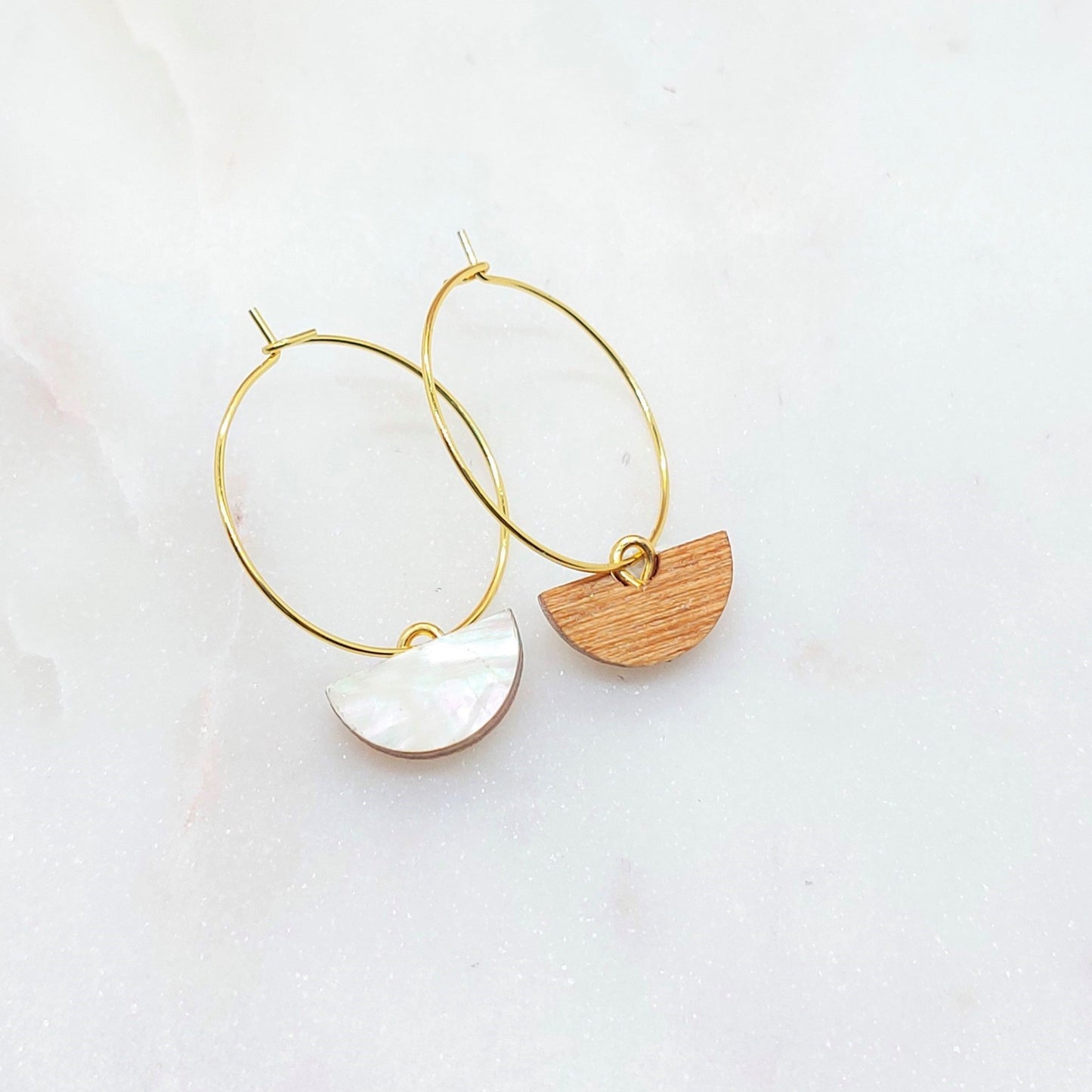 BOUCLE D'OREILLES CREOLES BILLIE DEMI-LUNE NACRE