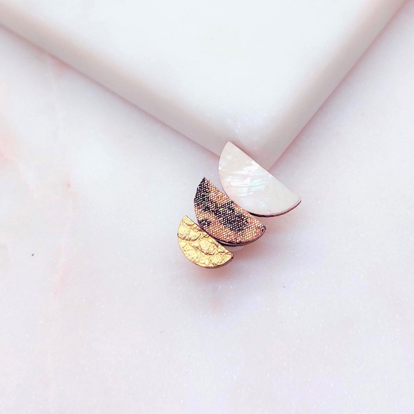 BROCHE GIGI CUIR & NACRE