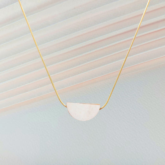 COLLIER BILLIE DEMI LUNE NACRE