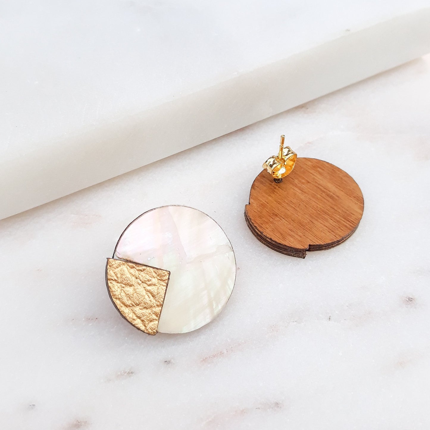 BOUCLES D'OREILLES PALOMA CUIR & NACRE