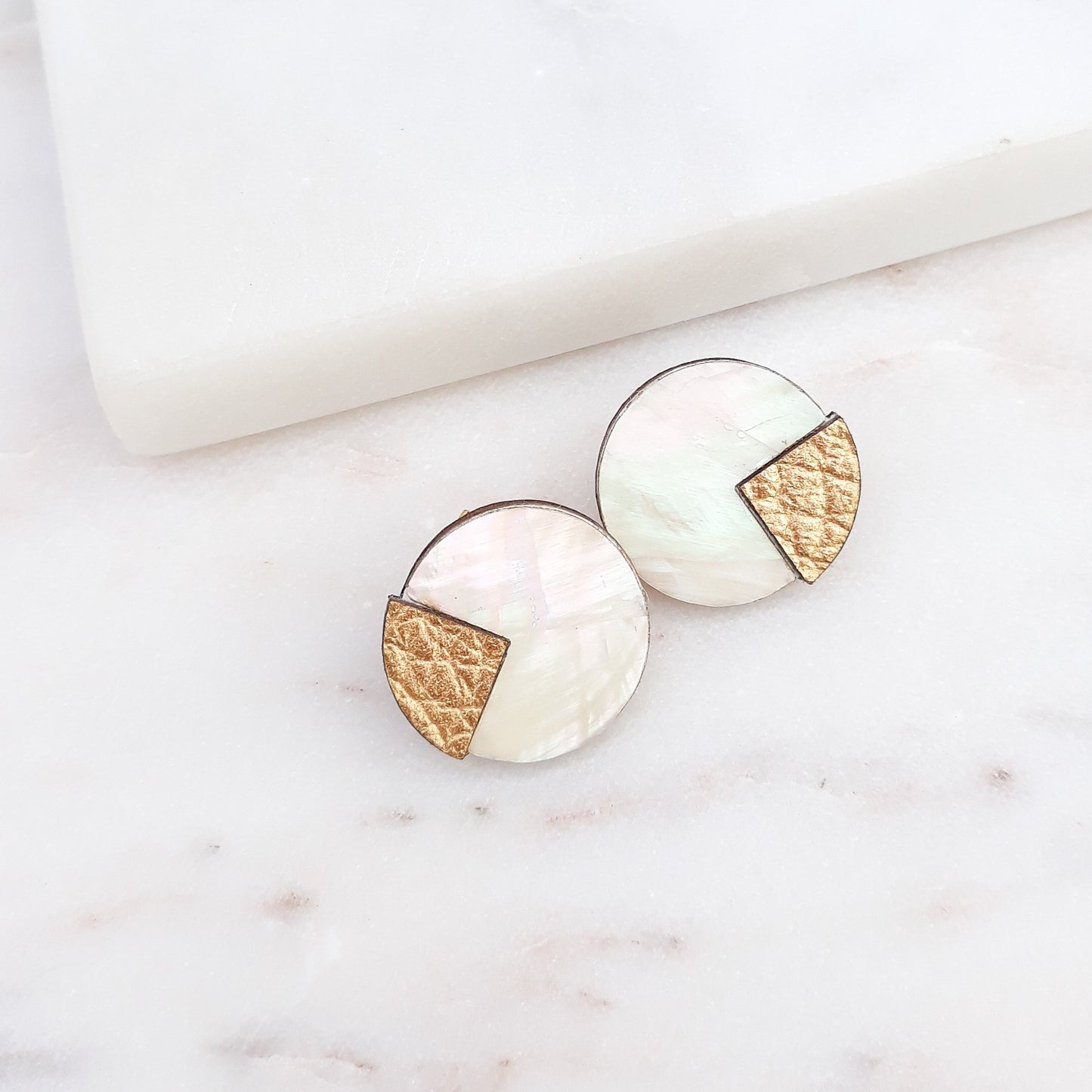 BOUCLES D'OREILLES PALOMA CUIR & NACRE